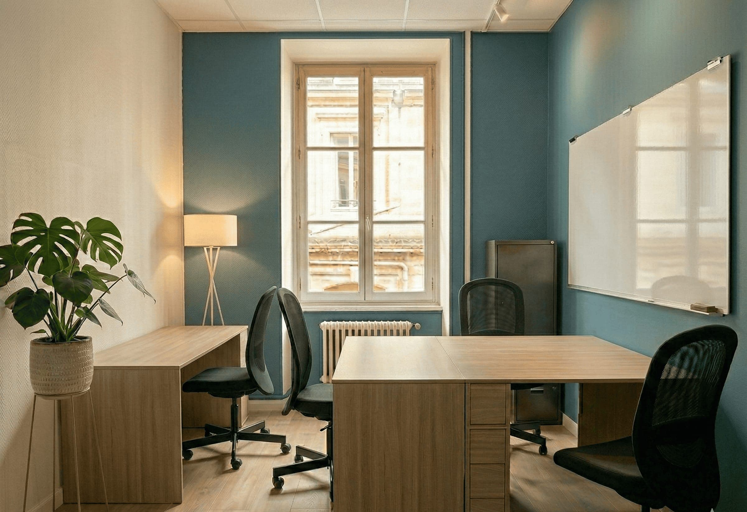Bureau privatif La Mêlée aux Barques Narbonne, espace fermé spacieux pour duo ou trio avec mobilier ergonomique