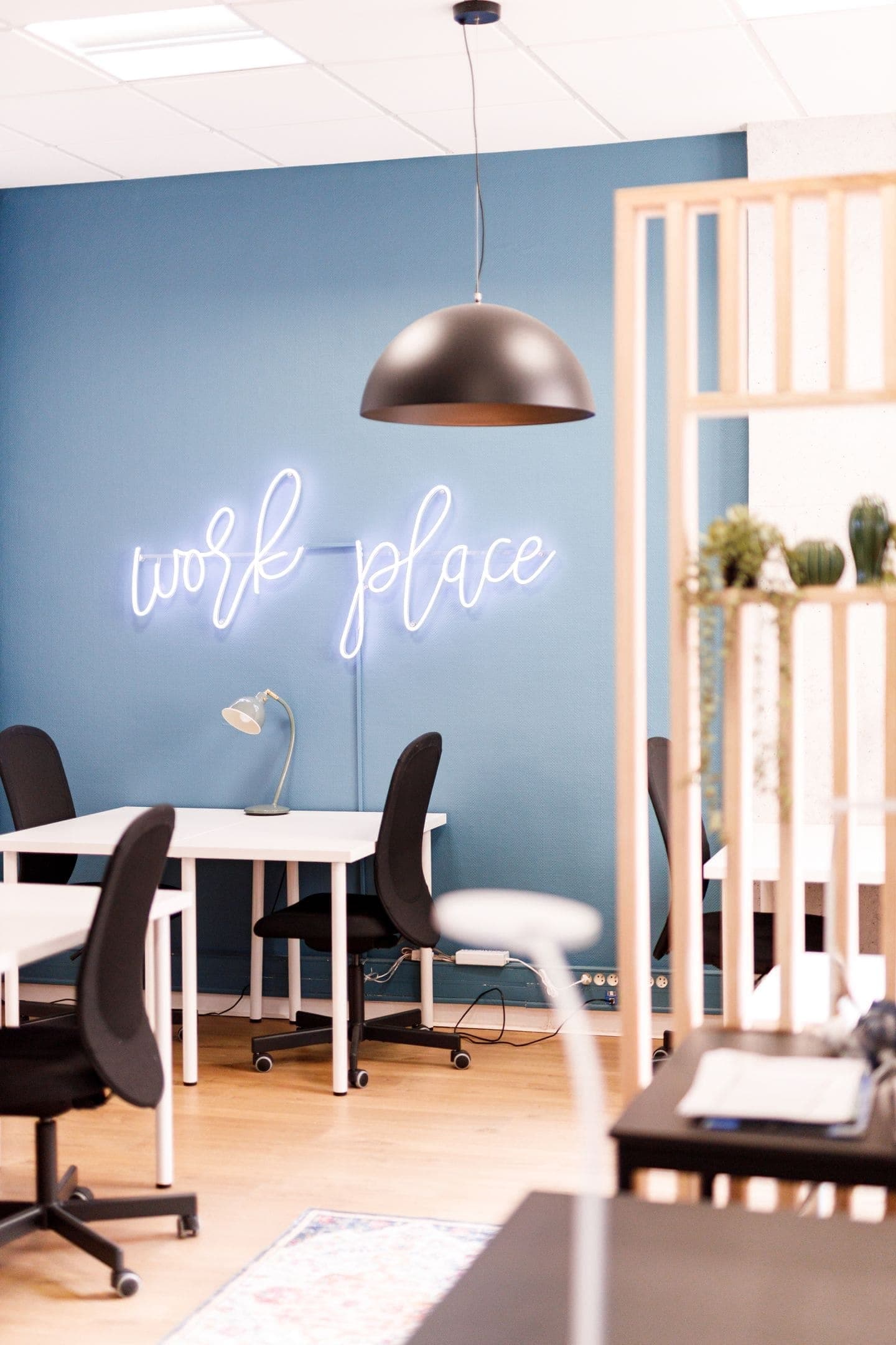 Espace coworking Narbonne poste de travail équipé avec fibre haut débit dès 15€ TTC par jour